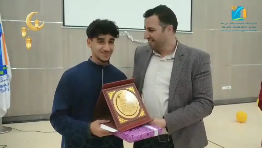 تكريم أحد الفائزين